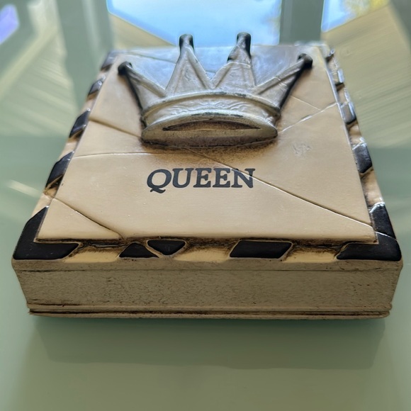 Sid Dickens Retired “Queen” Memory Block - Picture 2 of 6
